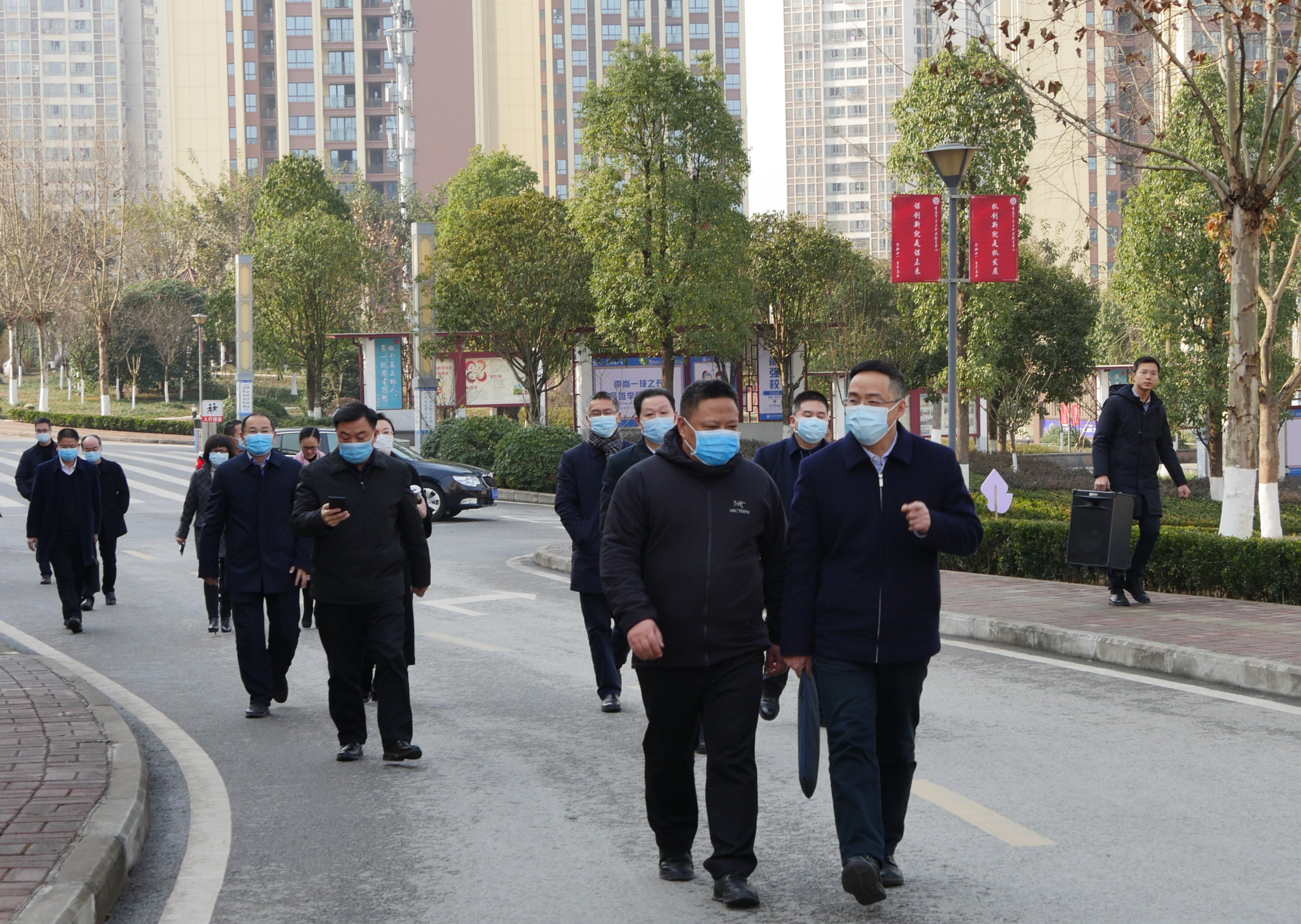 图3 李应兰,徐万忠一行视察校园