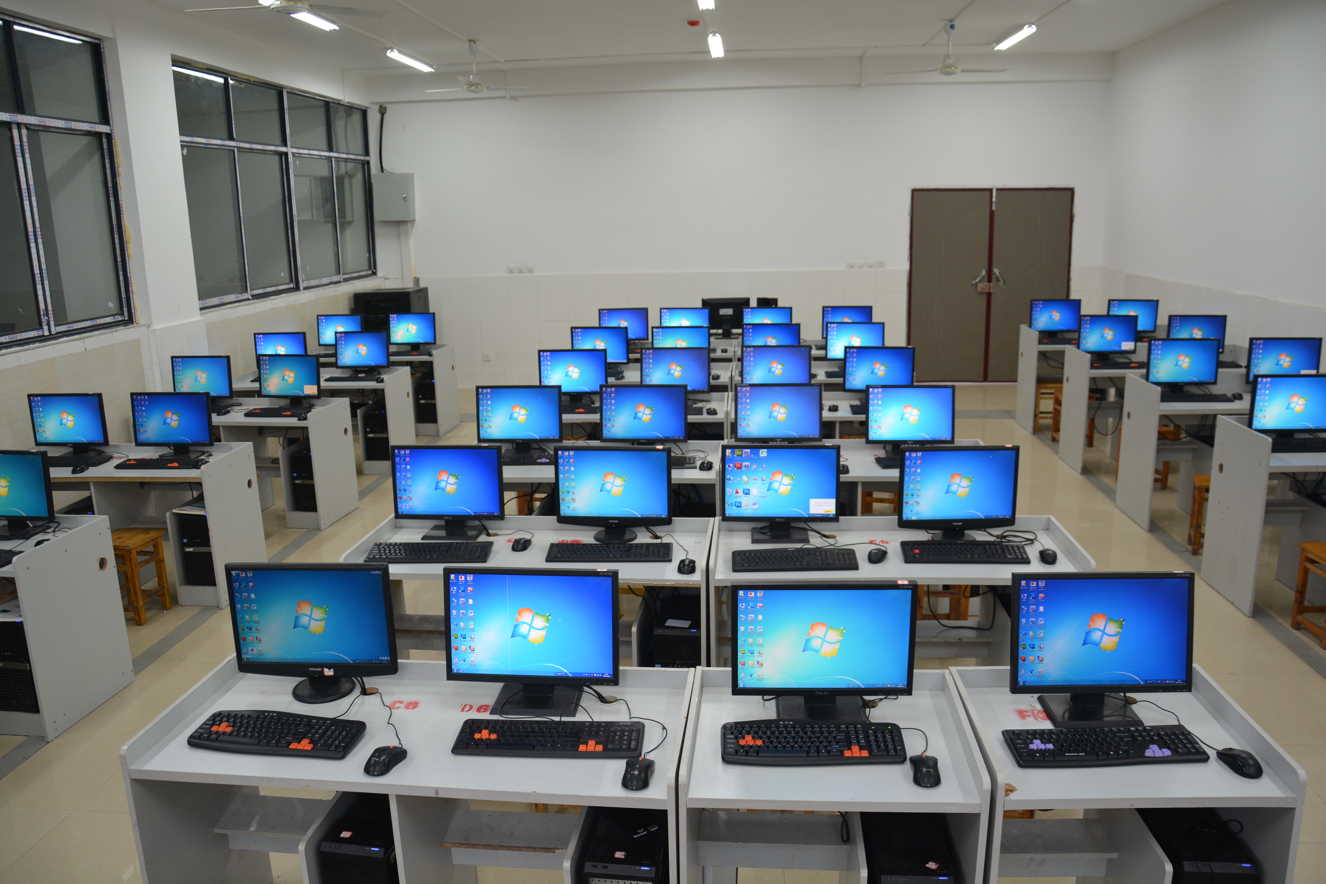 图2 干净整洁的实训室干净整齐的实训室,严谨规范的管理措施,为学校